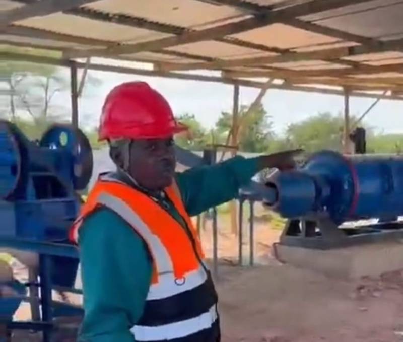 Operario en una planta de procesamiento en África
