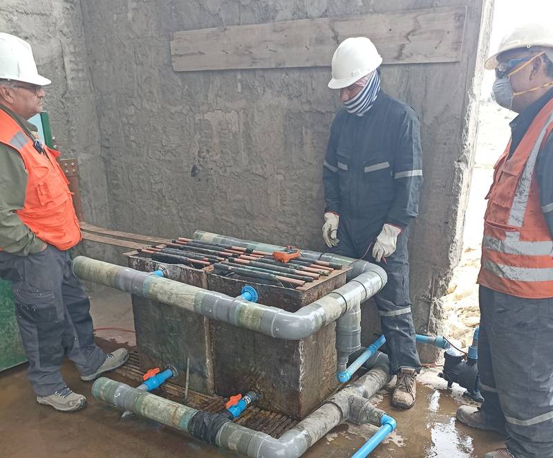 Operarios en una planta de procesamiento de cobre